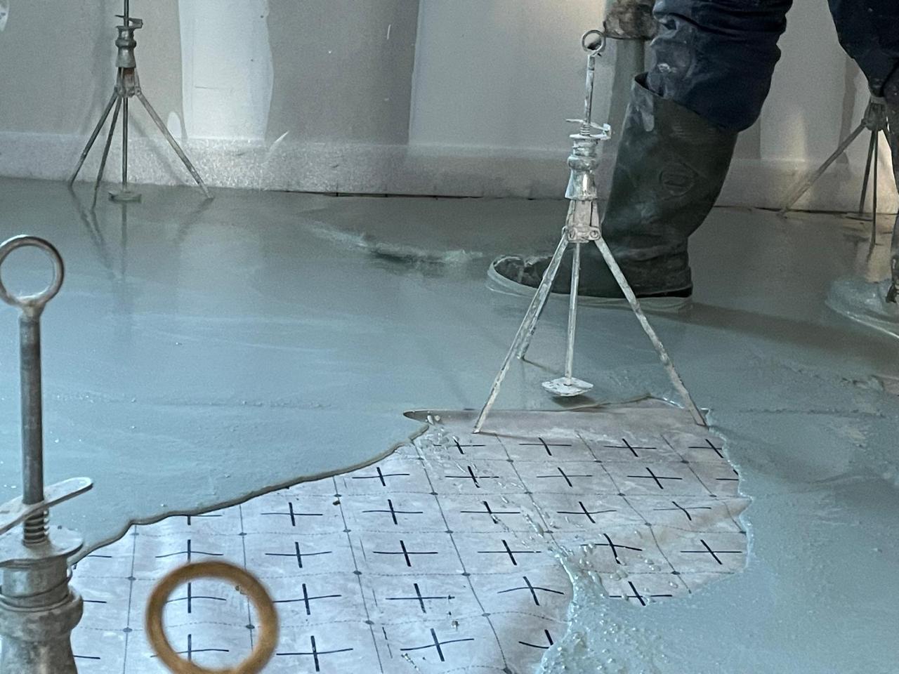 Coulage chape liquide avec trépieds de niveau - Top'Isol